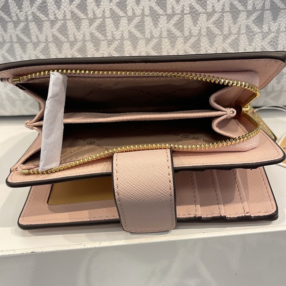 Michael Kors Medium Saffiano Leather Wallet
Powder Blush
NWT 
L - Picture 15 of 16